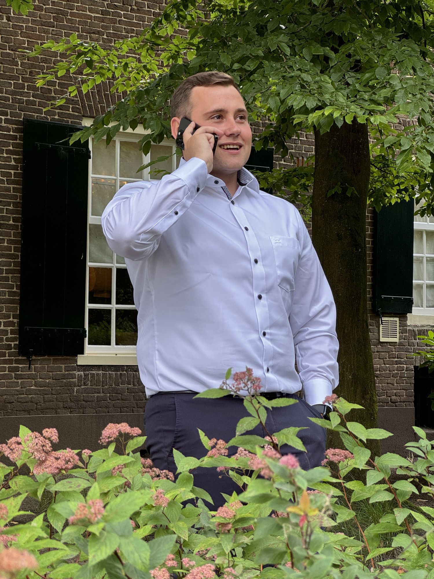 Accountmanager Max aan het bellen