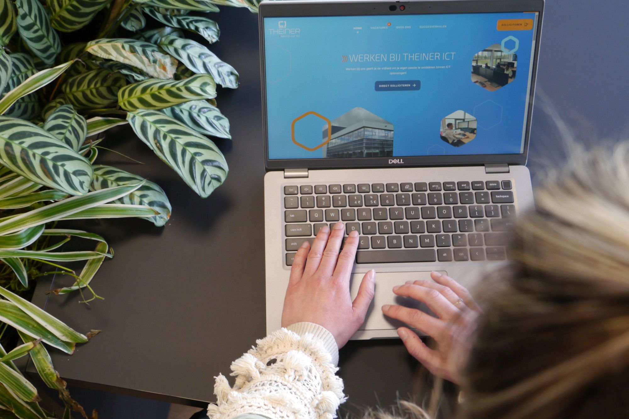 Laptop met website van Theiner ICT op scherm